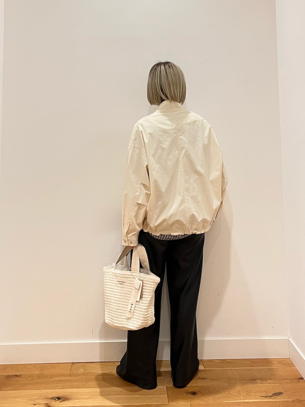 ブラック系のシャツ/ブラウスを着用したレディースの春コーディネートの4枚目の写真