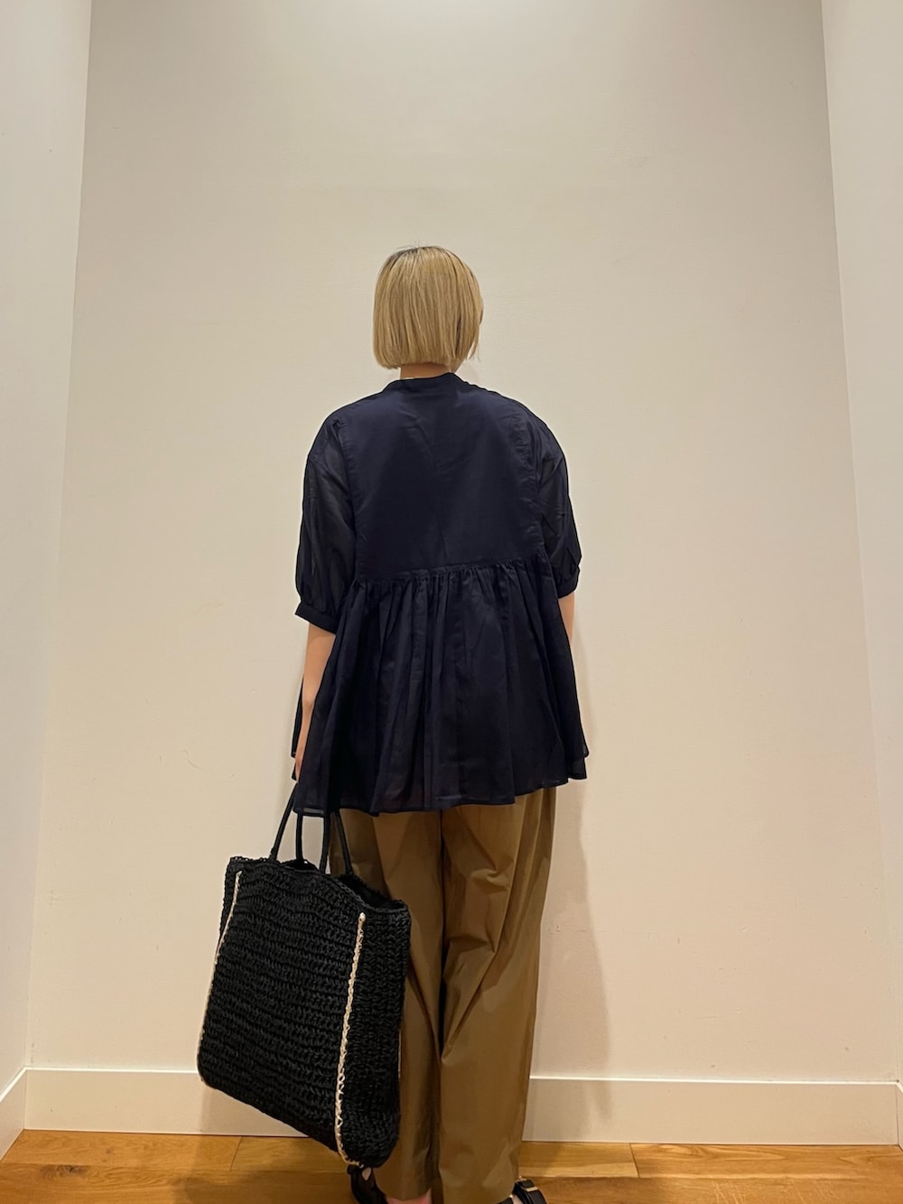 ブルー系のシャツ/ブラウス、ベージュ系のその他パンツ、ブラック系のトートバッグを着用したレディースの夏コーディネートの3枚目の写真