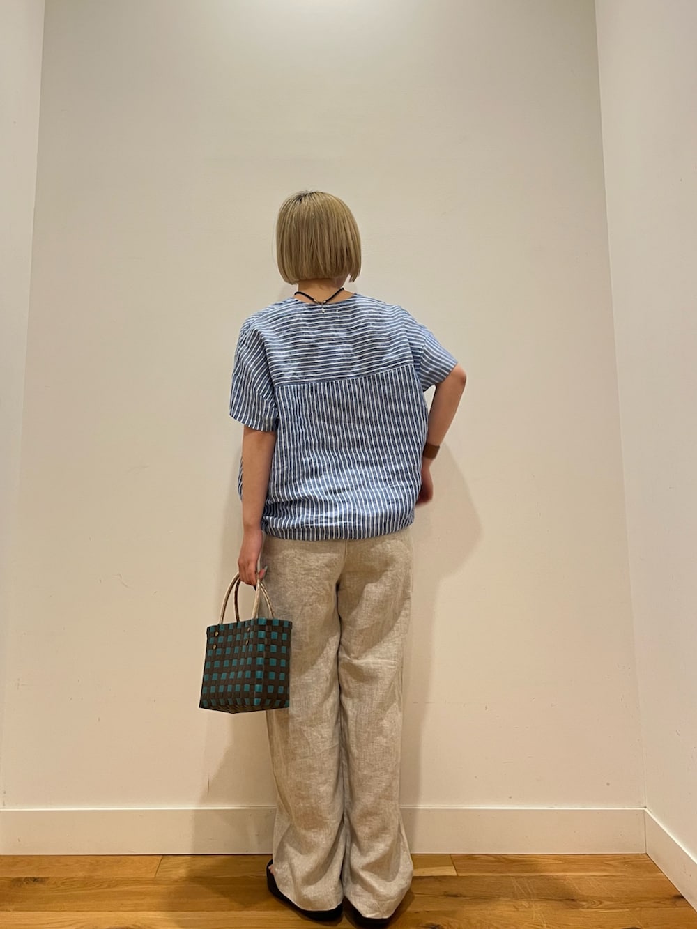 ベージュ系のその他パンツ、その他のシャツ/ブラウスを着用したレディースの夏コーディネートの4枚目の写真