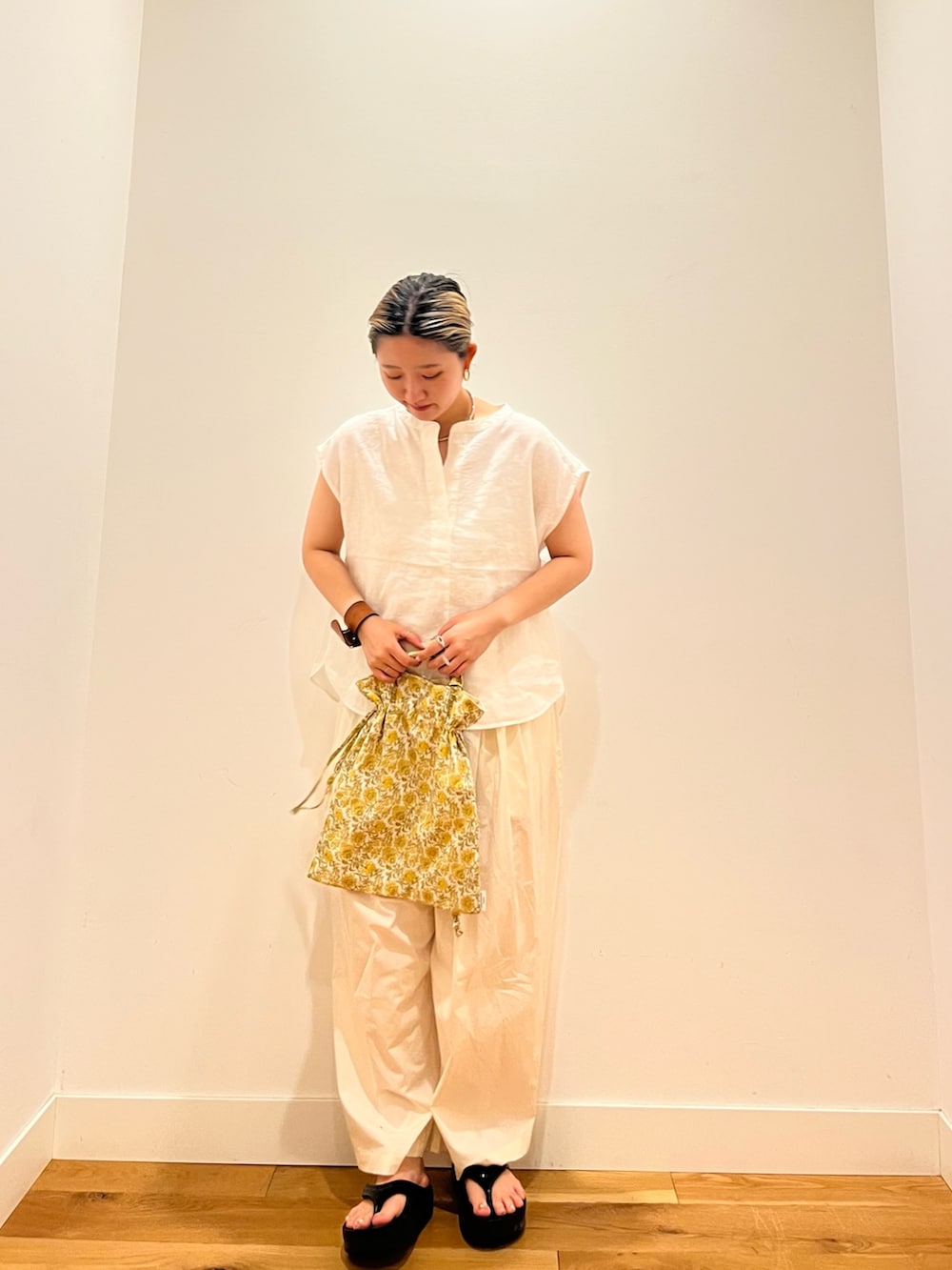 ホワイト系のシャツ/ブラウス、ホワイト系のその他パンツ、イエロー系のトートバッグを着用したレディースの夏コーディネートの2枚目の写真