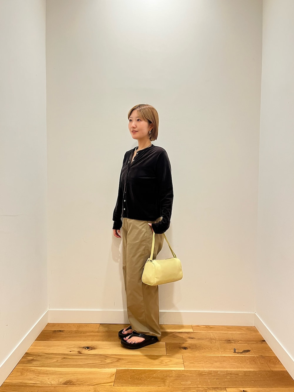 ベージュ系のその他パンツ、ブラウン系のカーディガン/ボレロを着用したレディースの夏コーディネートの2枚目の写真