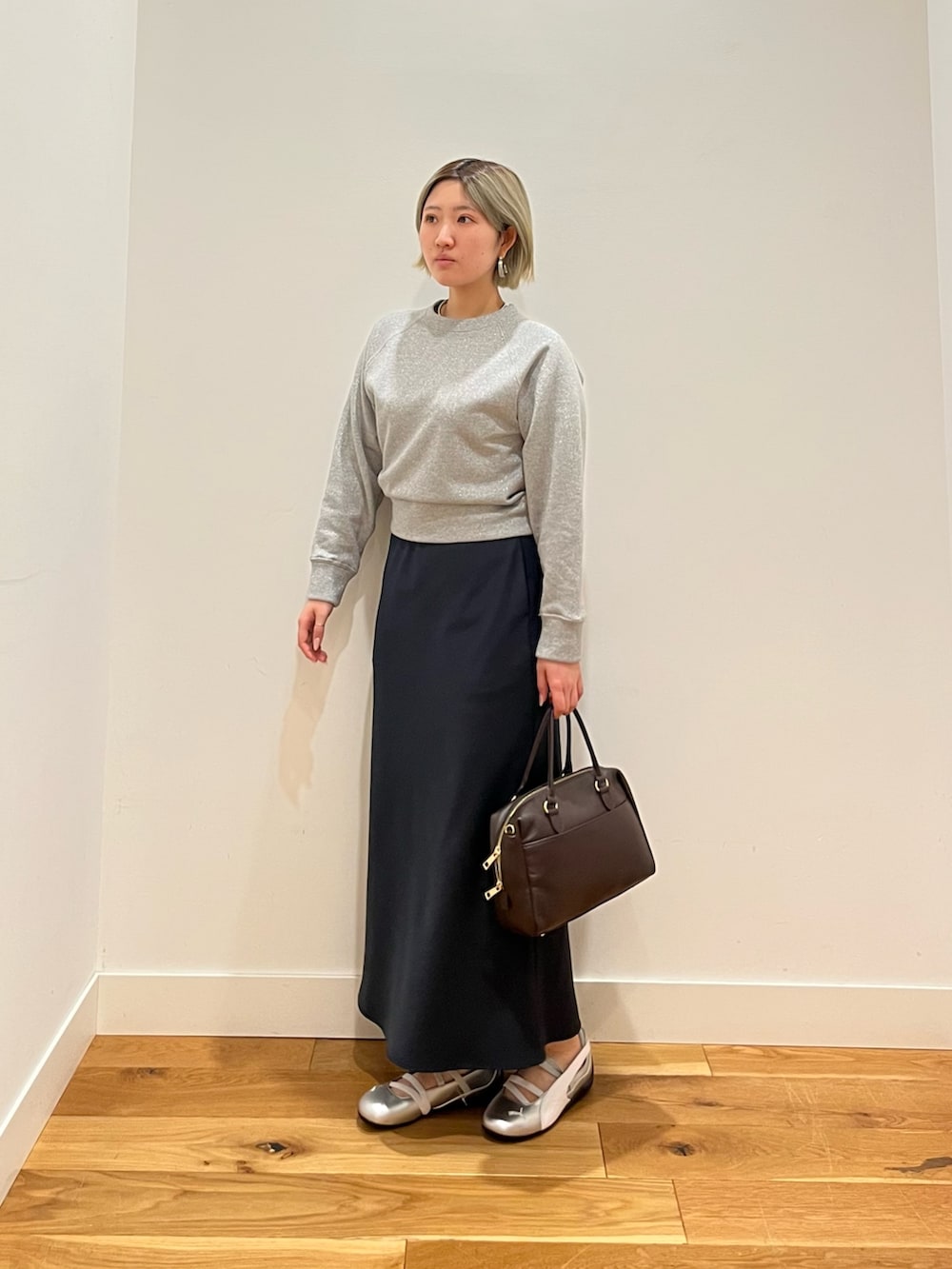 グレー系のTシャツ/カットソー、ブルー系のスカートを着用したレディースの春コーディネートの3枚目の写真