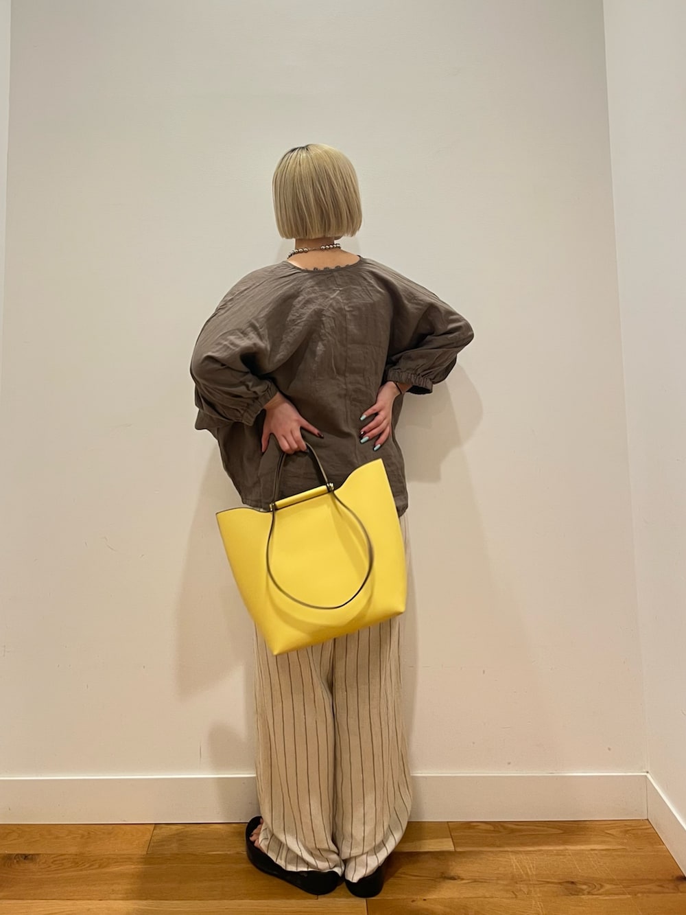 ブラウン系のシャツ/ブラウス、ベージュ系のその他パンツを着用したレディースの春コーディネートの4枚目の写真