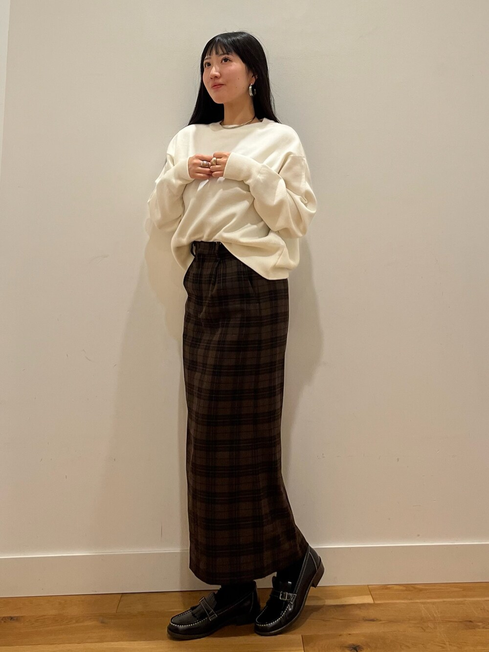 ホワイト系のショルダーバッグ、ベージュ系のブルゾン、ホワイト系のニット/セーターを着用したレディースの秋コーディネートの4枚目の写真