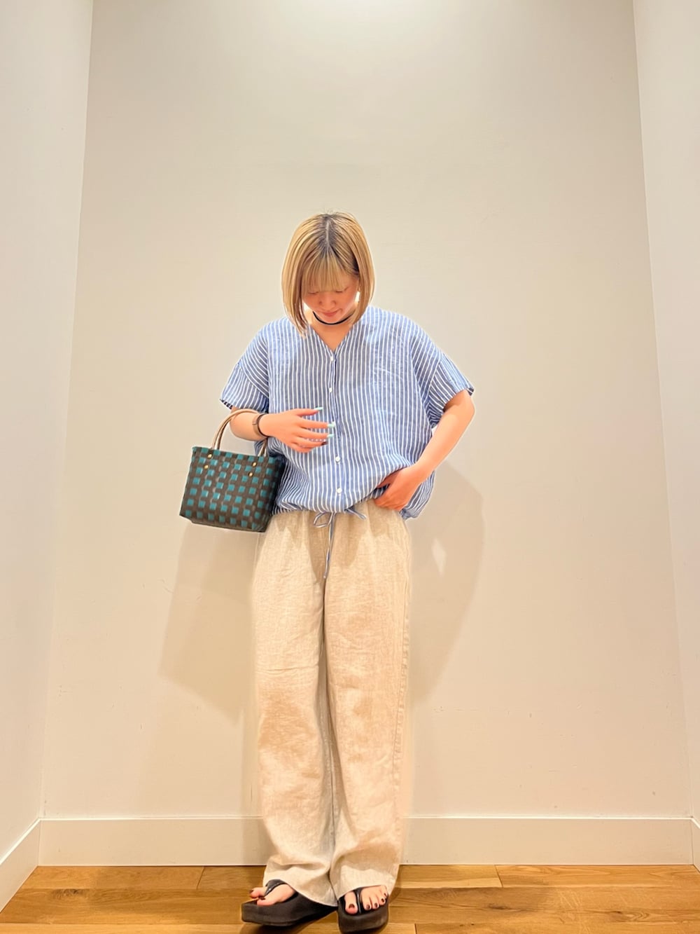 ベージュ系のその他パンツ、その他のシャツ/ブラウスを着用したレディースの夏コーディネートの3枚目の写真