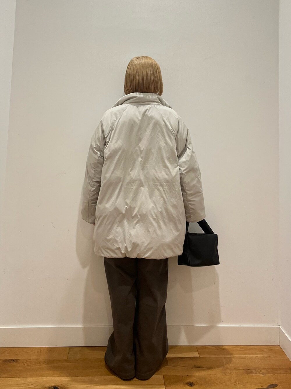 グレー系のニット/セーター、ベージュ系のブルゾン、グリーン系のその他パンツを着用したレディースの冬コーディネートの3枚目の写真