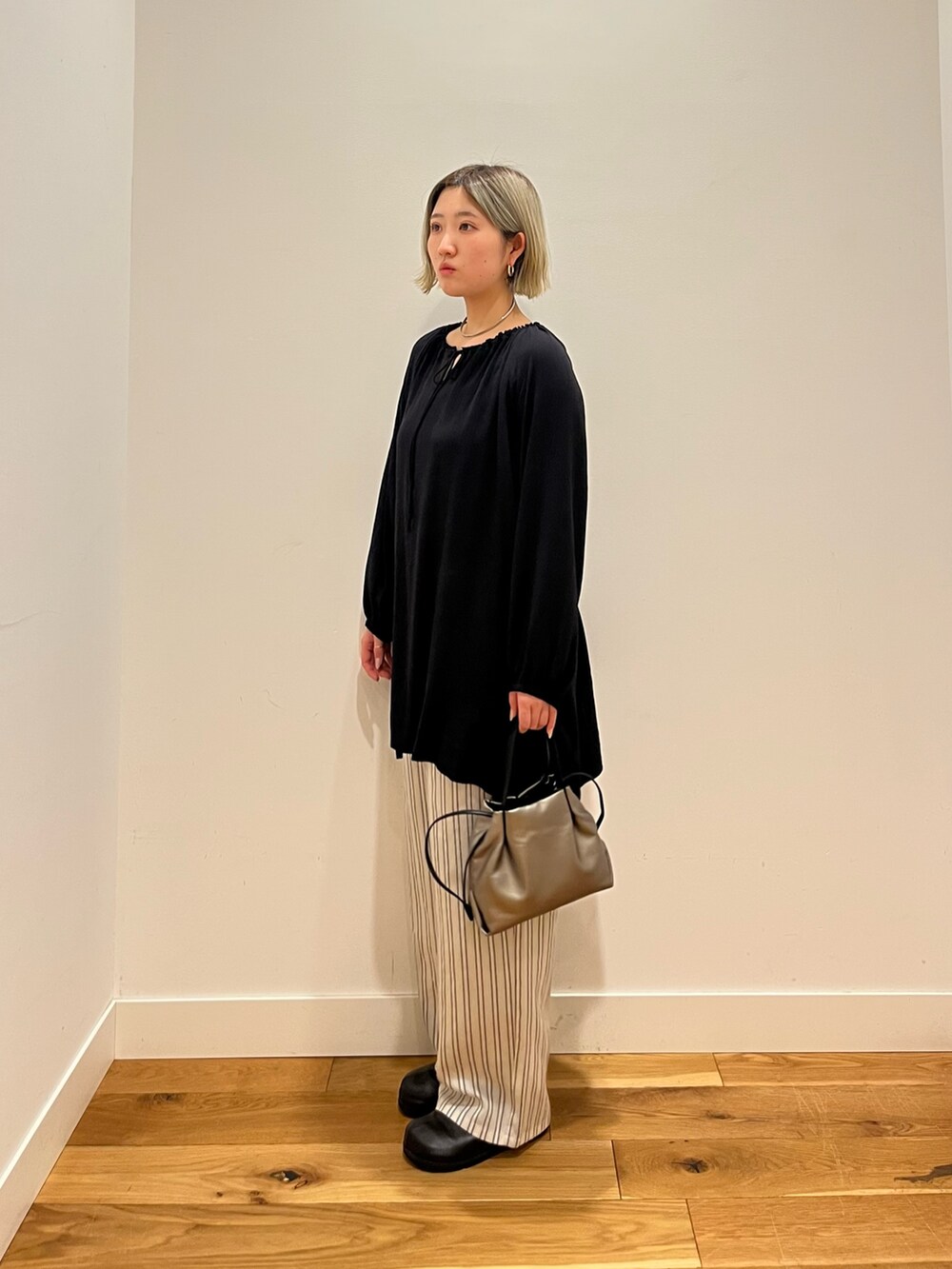 ブラック系のシャツ/ブラウス、ブラック系のその他トップスを着用したレディースの春コーディネートの2枚目の写真