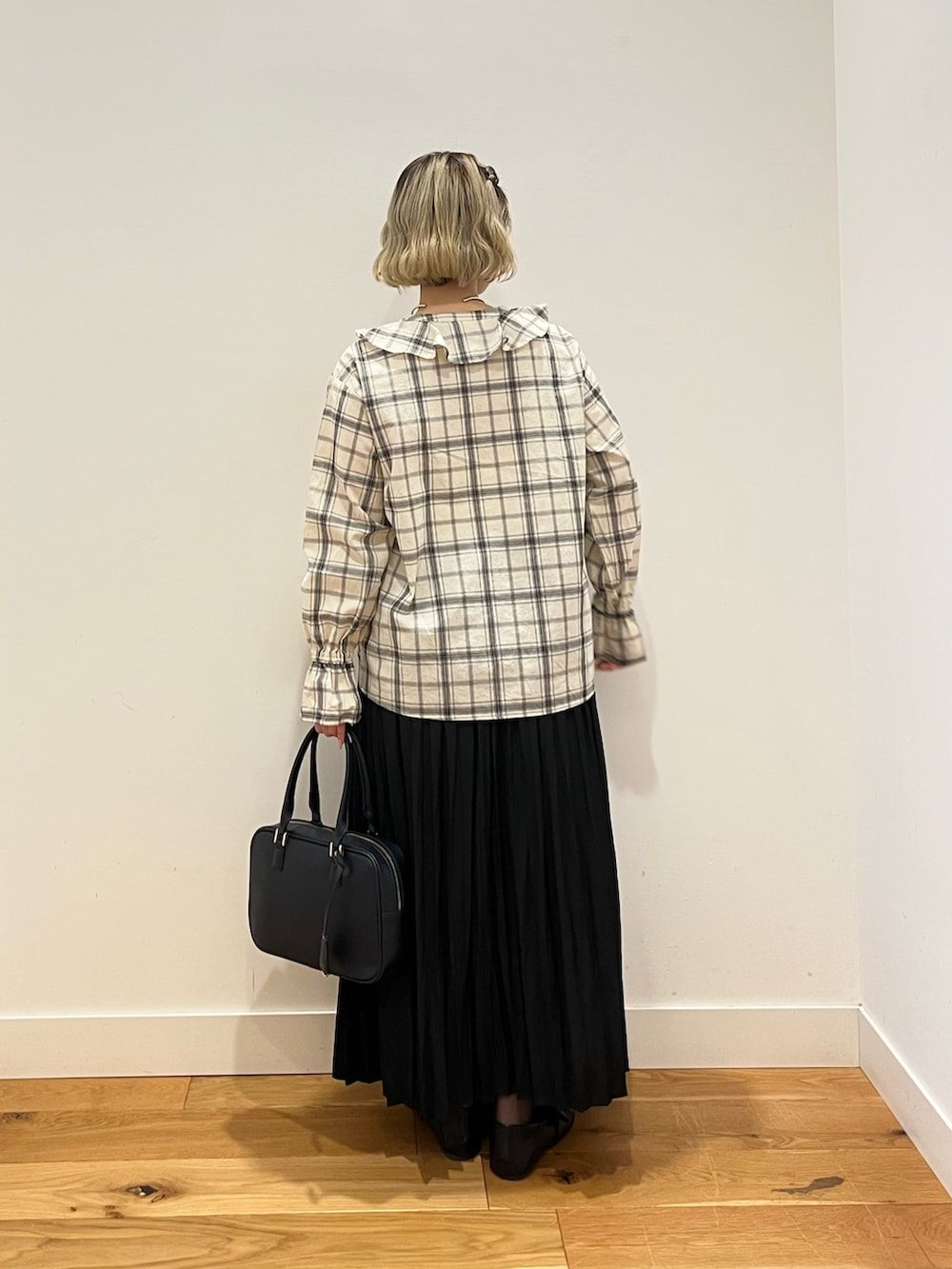 ブラック系のシャツ/ブラウス、ブラック系のスカートを着用したレディースの春コーディネートの3枚目の写真