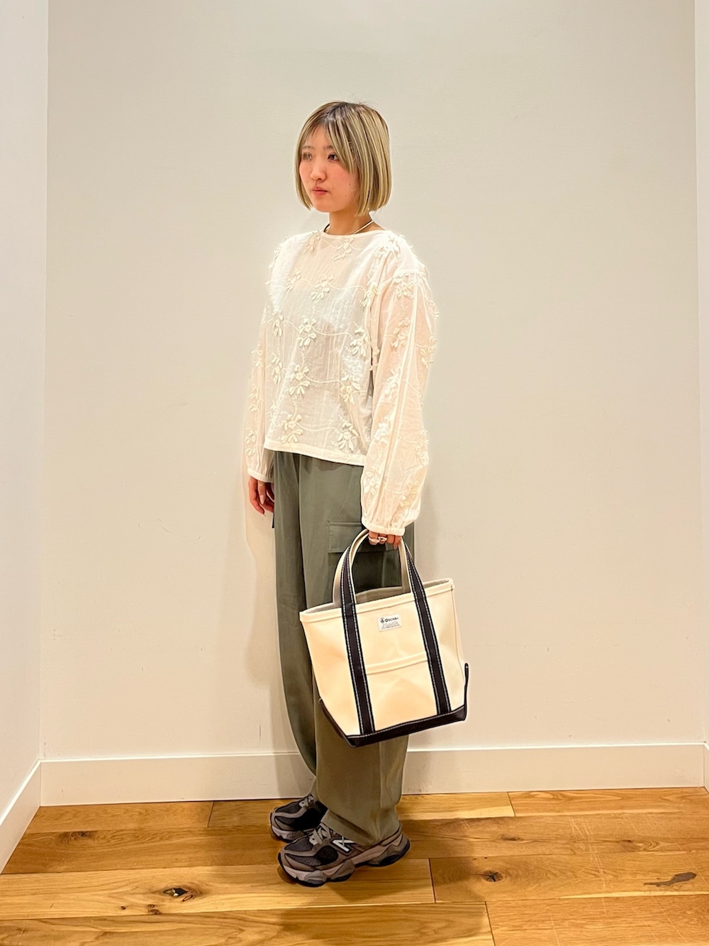 ホワイト系のシャツ/ブラウス、グリーン系のその他パンツを着用したレディースの春コーディネートの2枚目の写真