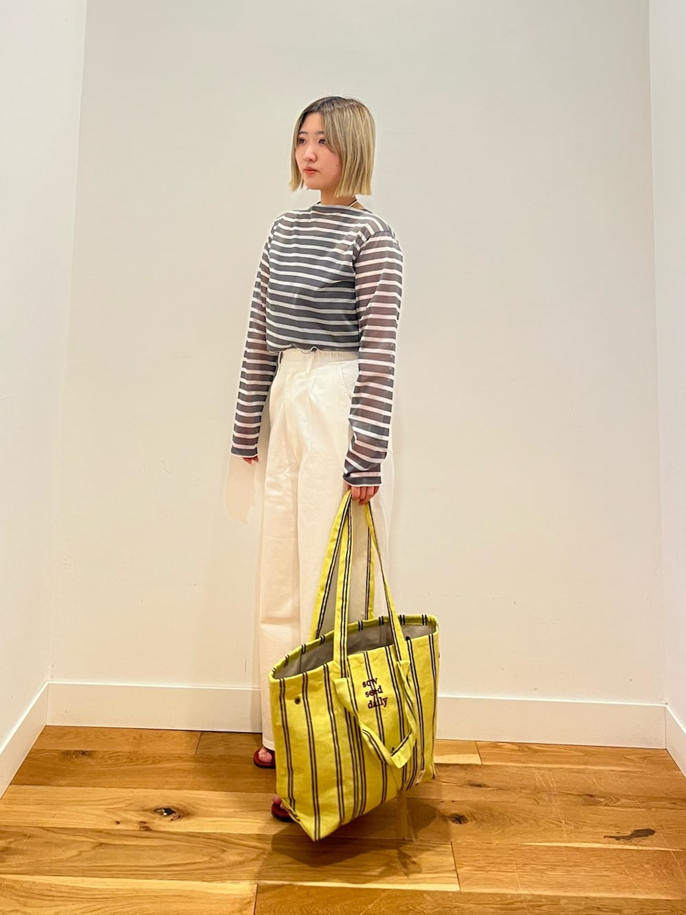 ホワイト系のデニムパンツを着用したレディースの春コーディネートの2枚目の写真