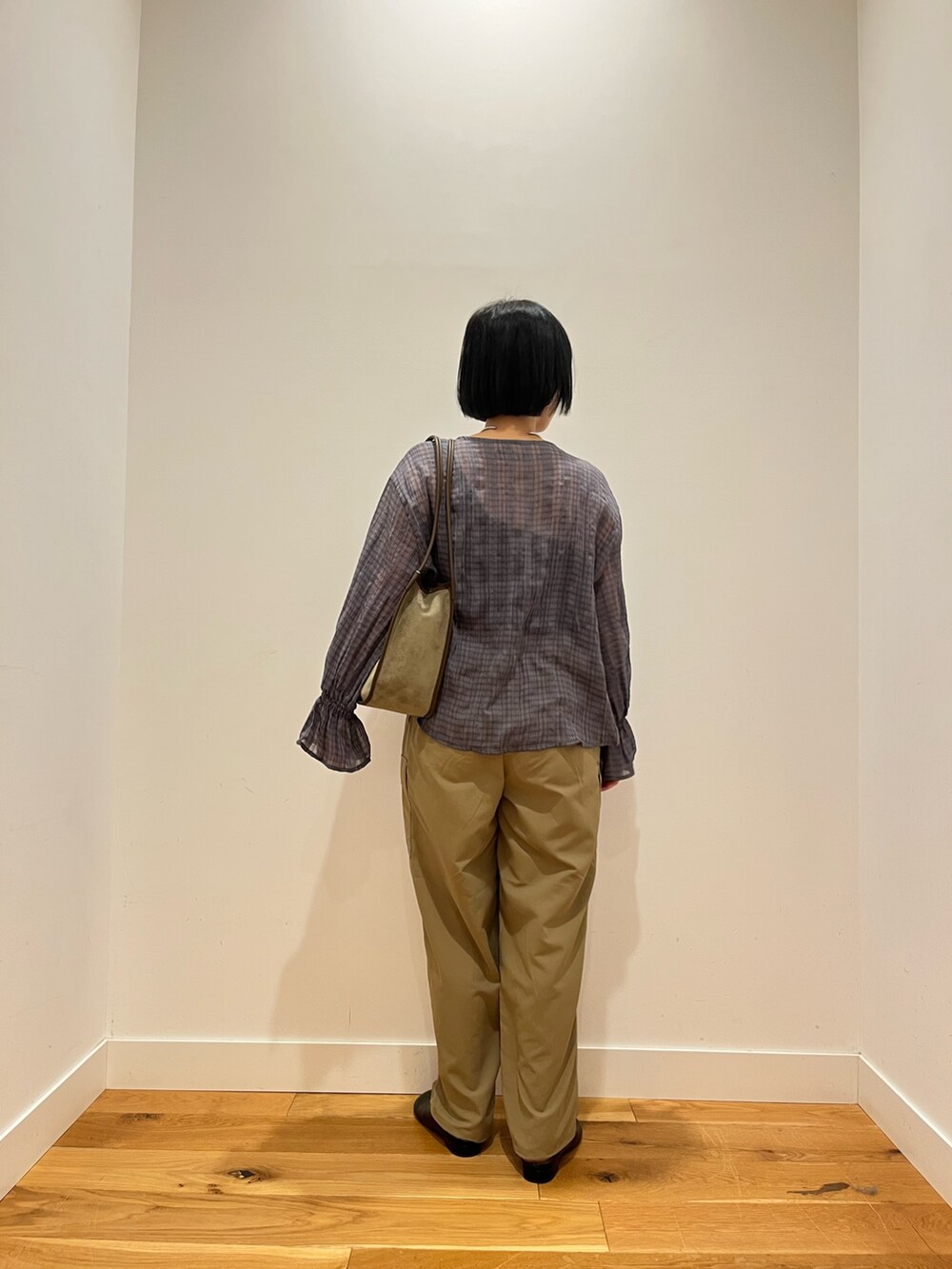 ベージュ系のその他パンツ、ブルー系のシャツ/ブラウス、ブラック系のその他シューズを着用したレディースの秋コーディネートの3枚目の写真