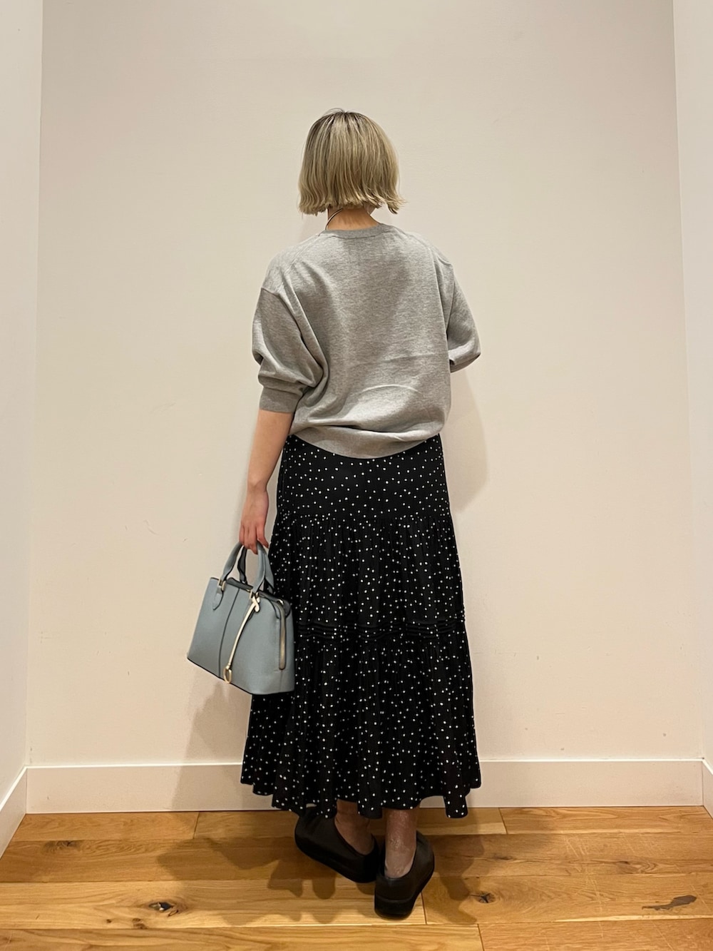 ブラック系のスカート、グレー系のTシャツ/カットソーを着用したレディースの春コーディネートの3枚目の写真