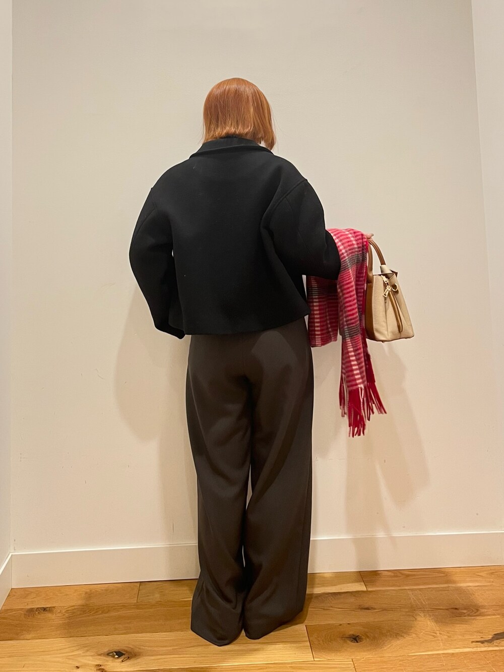 ブラウン系のニット/セーター、ベージュ系のハンドバッグ、ブラウン系のその他パンツを着用したレディースの冬コーディネートの3枚目の写真