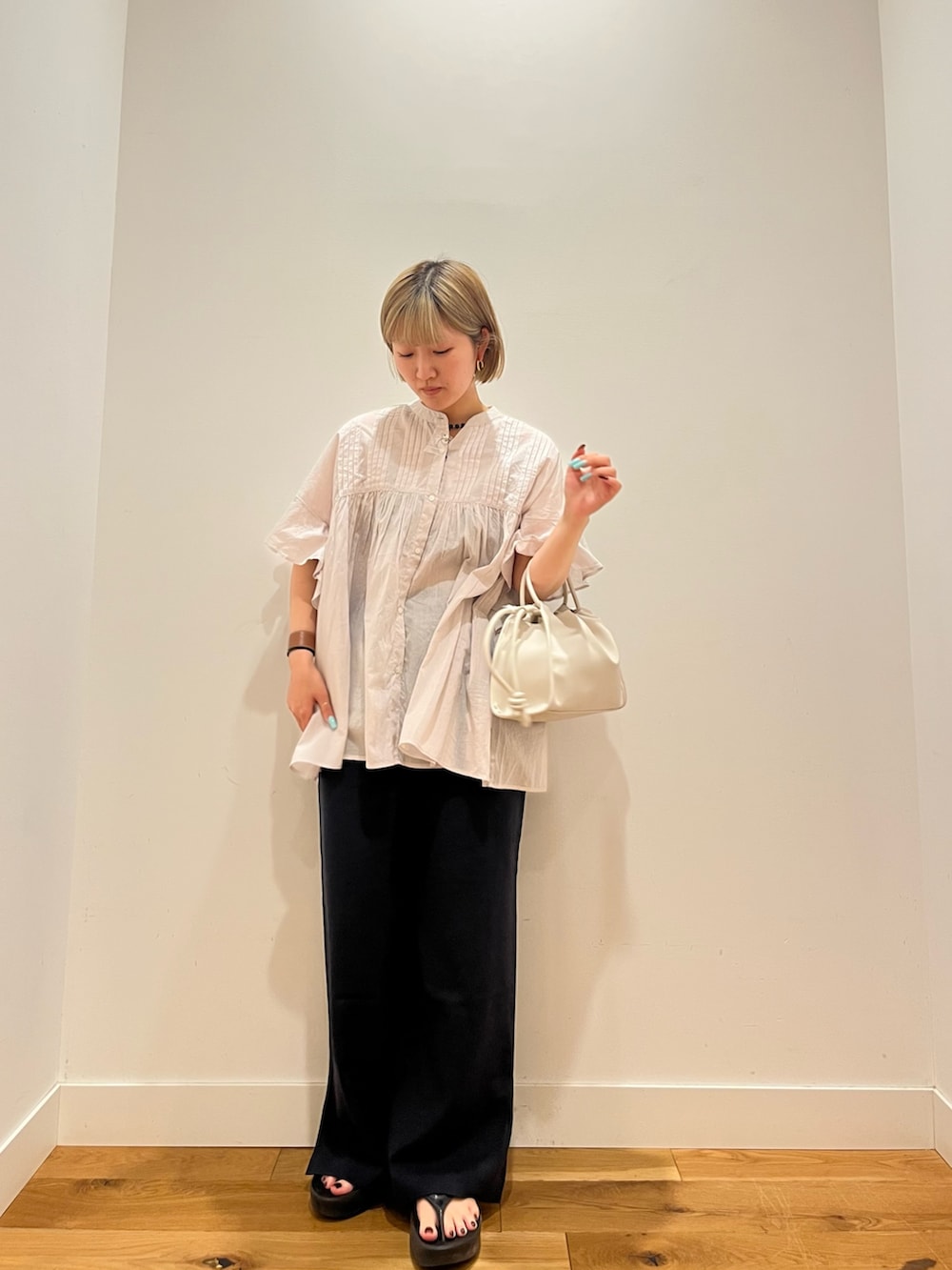 ブルー系のその他パンツ、グレー系のシャツ/ブラウスを着用したレディースの夏コーディネートの3枚目の写真