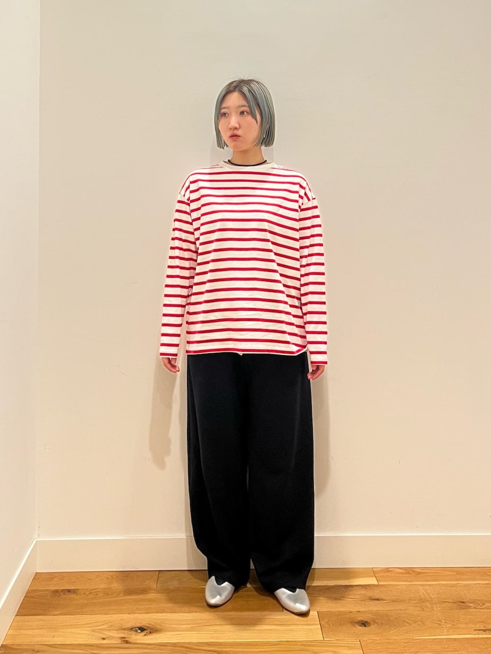 レッド系のTシャツ/カットソー、ブラック系のブルゾンを着用したレディースの春コーディネートの5枚目の写真