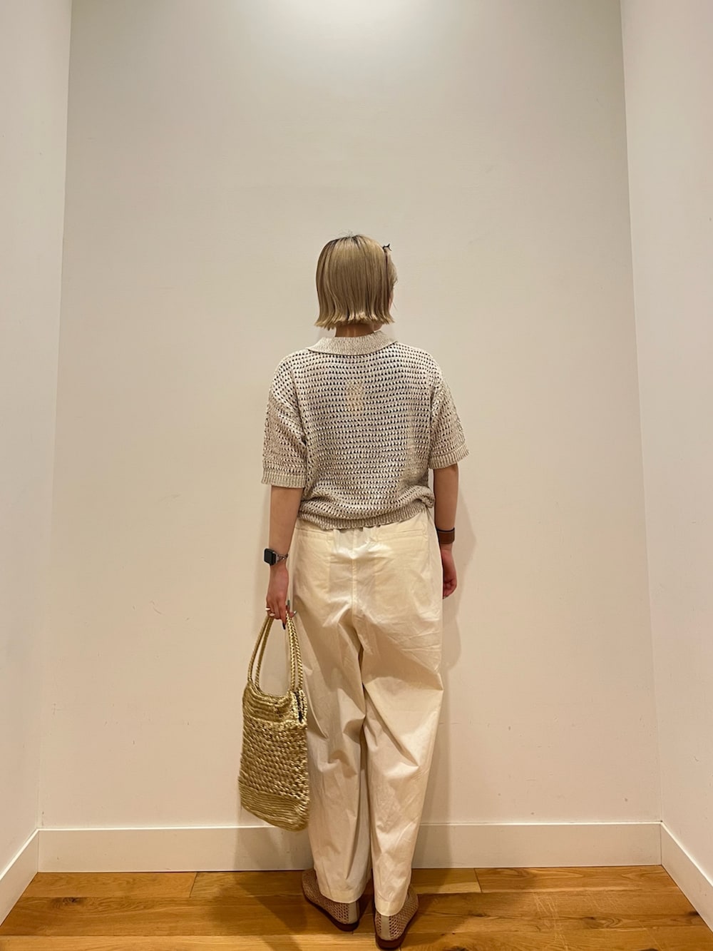 ベージュ系のニット/セーター、ホワイト系のその他パンツを着用したレディースの夏コーディネートの4枚目の写真