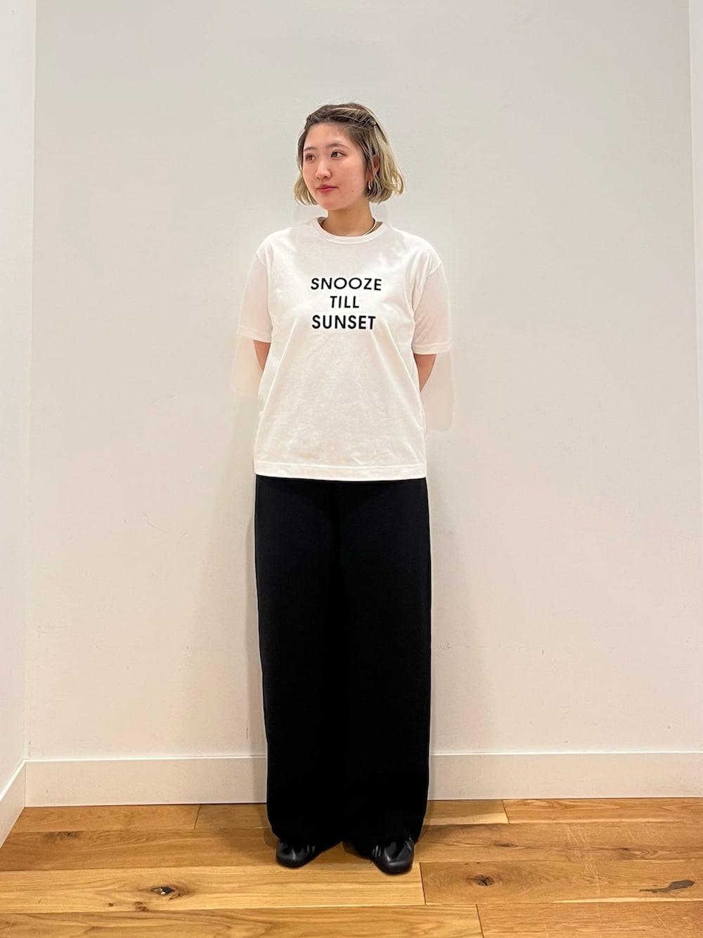 ブラック系のその他パンツ、その他のTシャツ/カットソー、ベージュ系のその他アウターを着用したレディースの春コーディネートの4枚目の写真