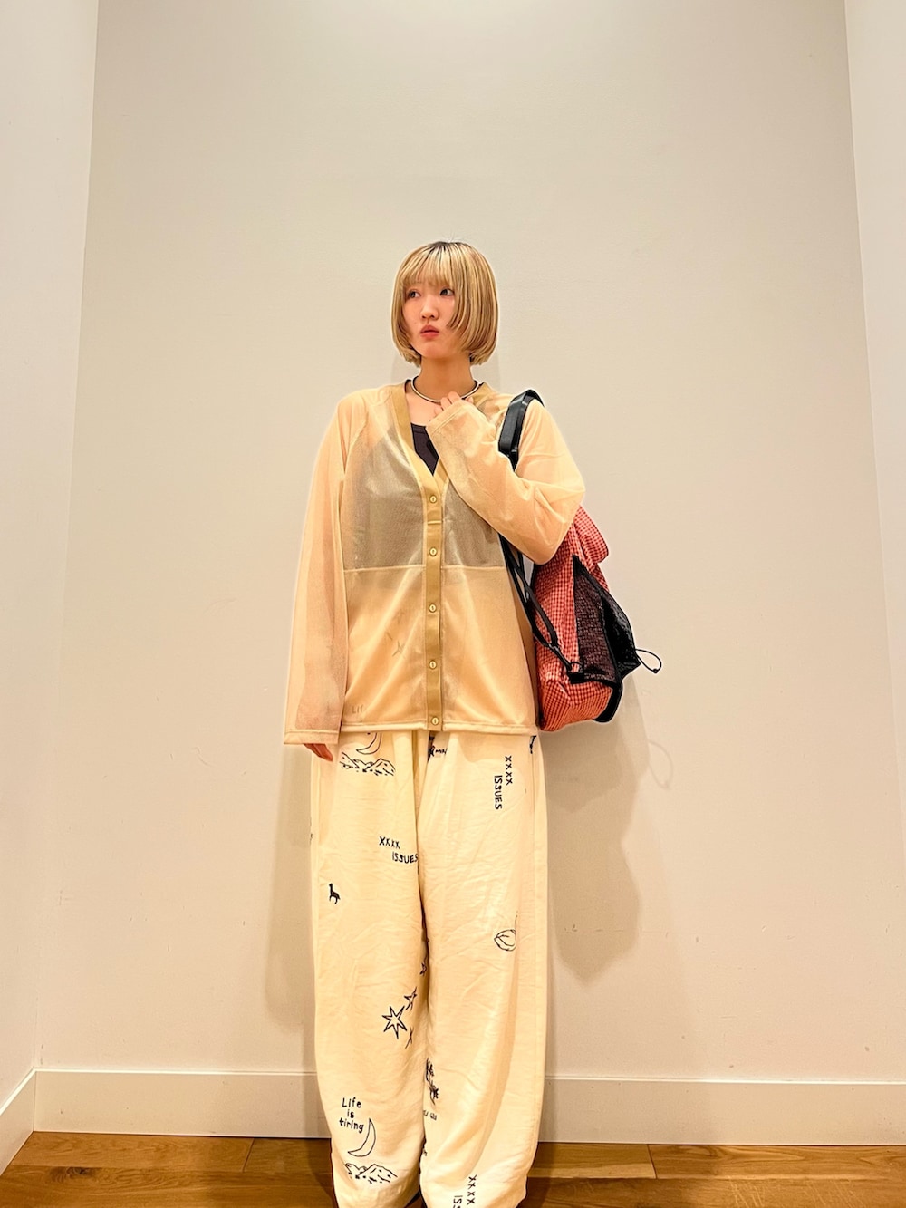 ホワイト系のその他パンツ、ベージュ系のカーディガン/ボレロを着用したレディースの夏コーディネートの2枚目の写真