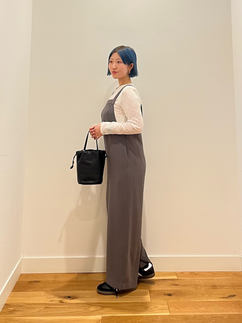 グレー系のサロペット/オーバーオール、ホワイト系のTシャツ/カットソーを着用したレディースの春コーディネートの2枚目の写真