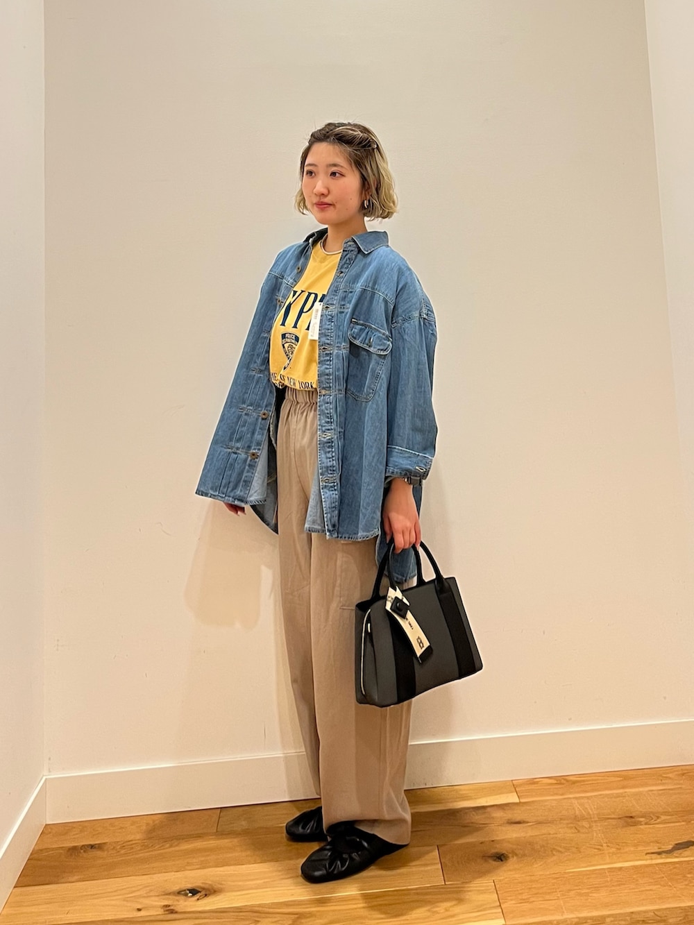 イエロー系のTシャツ/カットソー、ブルー系のシャツ/ブラウス、ベージュ系のその他パンツを着用したレディースの春コーディネートの3枚目の写真