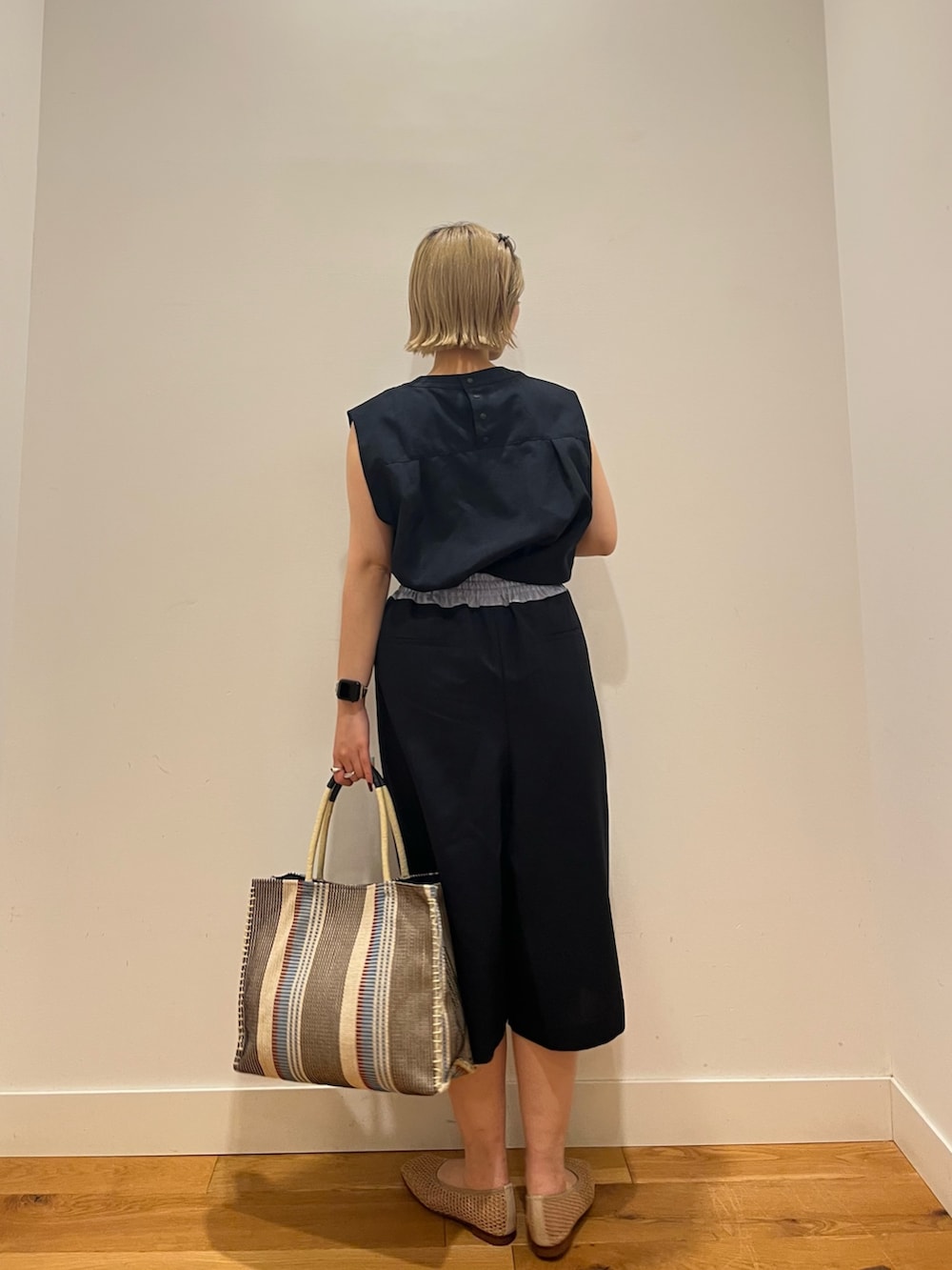 ブルー系のシャツ/ブラウス、ブルー系のその他パンツを着用したレディースの夏コーディネートの4枚目の写真