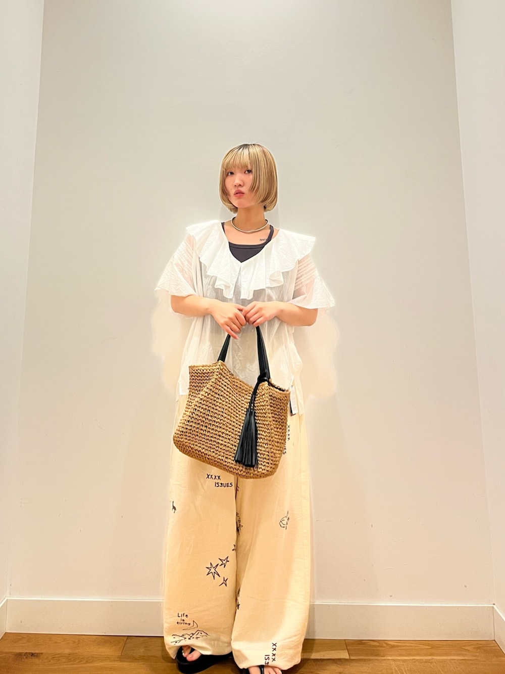 ホワイト系のその他パンツ、ホワイト系のシャツ/ブラウス、ブラック系のサンダルを着用したレディースの夏コーディネートの3枚目の写真