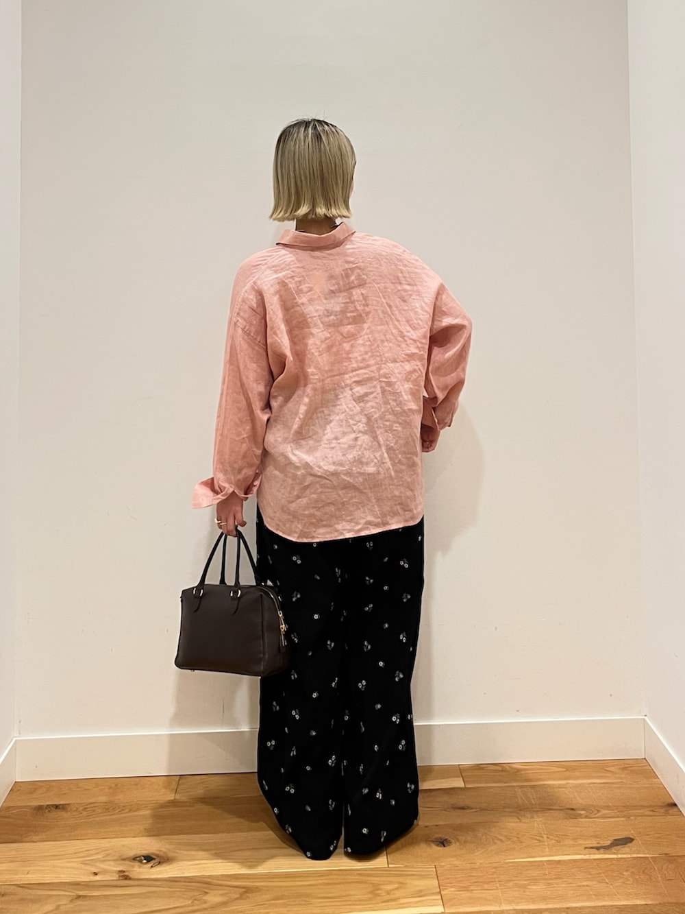 ピンク系のシャツ/ブラウス、ブラック系のその他パンツを着用したレディースの春コーディネートの3枚目の写真