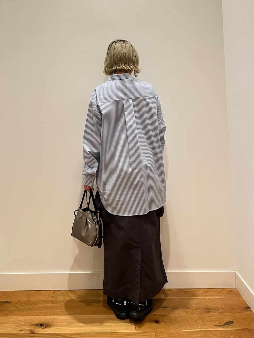 ブルー系のシャツ/ブラウス、グレー系のスカートを着用したレディースの春コーディネートの3枚目の写真