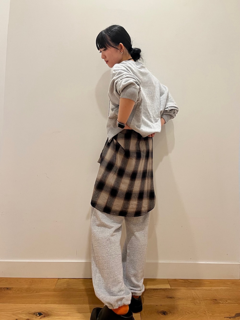 グレー系のカーディガン/ボレロ、ベージュ系のシャツ/ブラウス、グレー系のその他パンツを着用したレディースの秋コーディネートの2枚目の写真