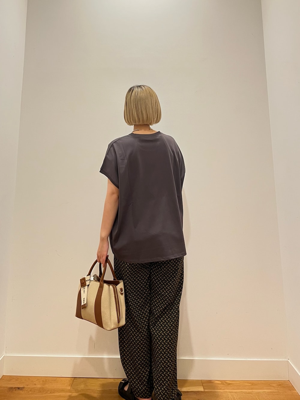 グレー系のTシャツ/カットソー、ブラック系のその他パンツを着用したレディースの夏コーディネートの3枚目の写真