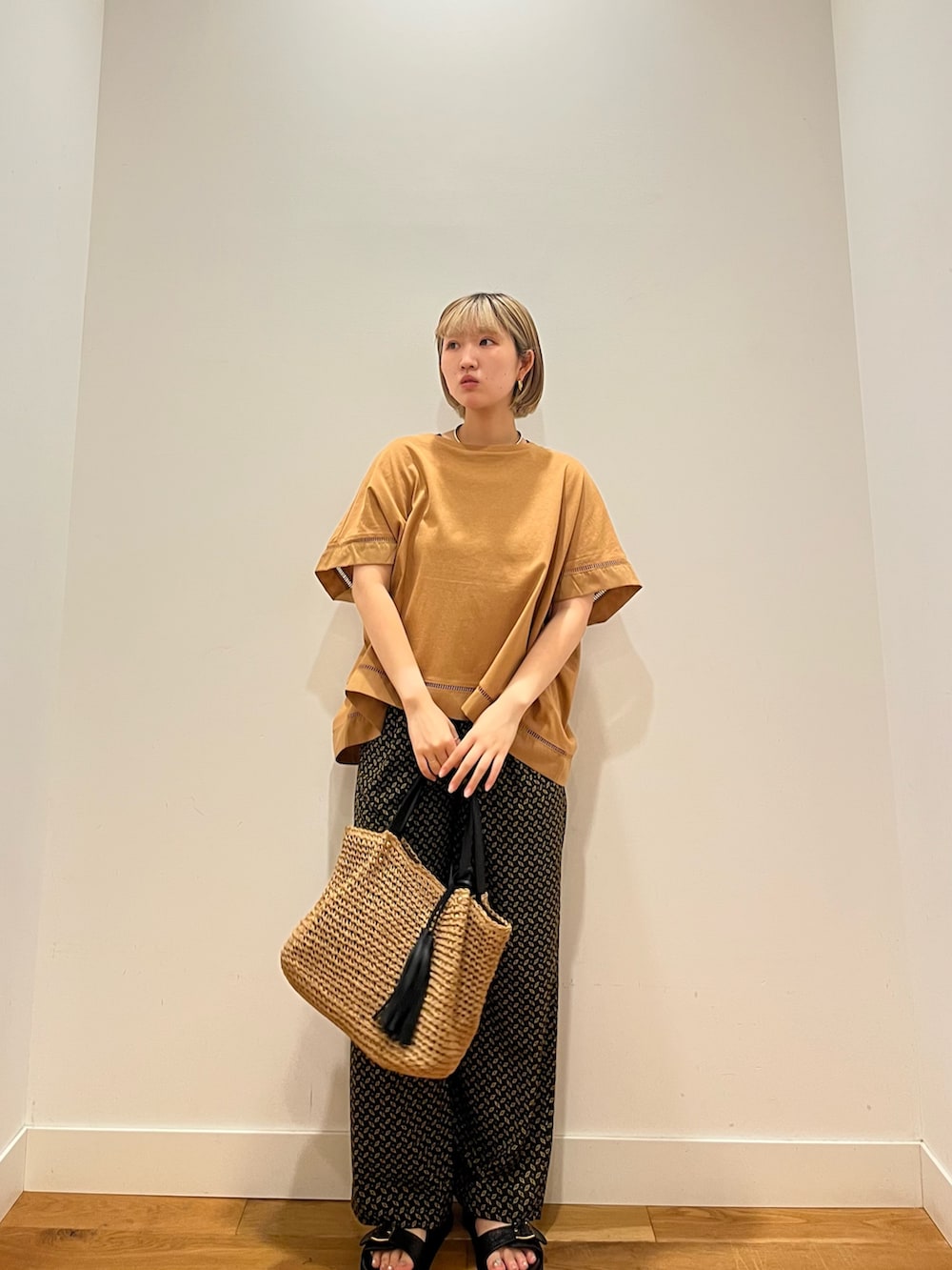 イエロー系のTシャツ/カットソー、ブラック系のその他パンツ、ブラック系のスカートを着用したレディースの夏コーディネートの3枚目の写真