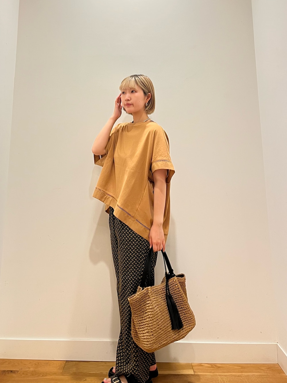 イエロー系のTシャツ/カットソー、ブラック系のその他パンツ、ブラック系のスカートを着用したレディースの夏コーディネートの2枚目の写真