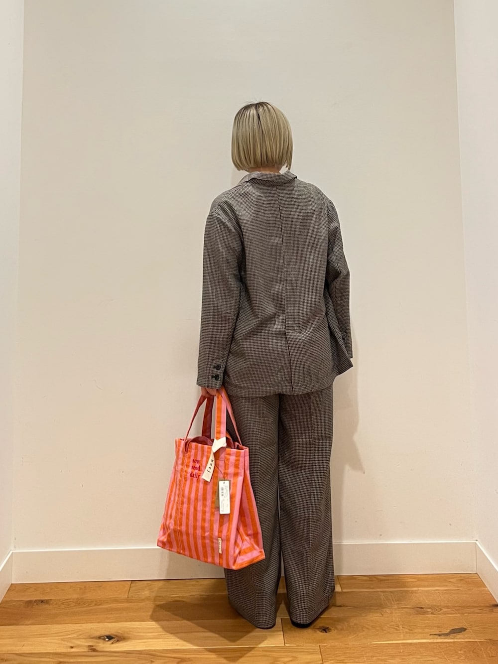 ベージュ系のその他アウター、ベージュ系のその他パンツを着用したレディースの春コーディネートの3枚目の写真