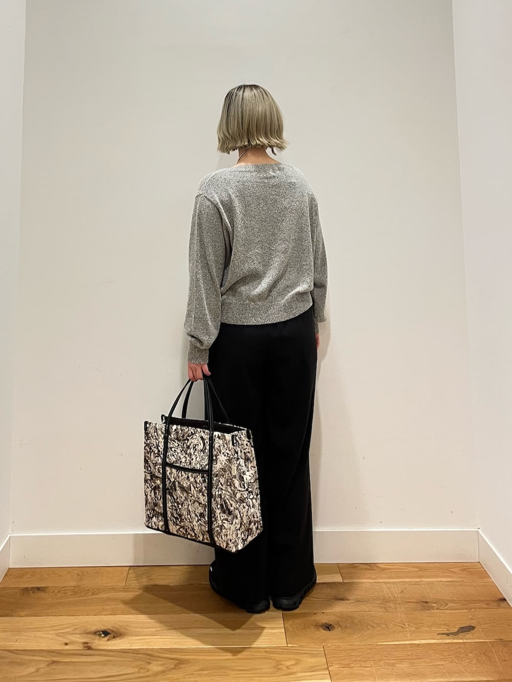 ブラック系のその他パンツ、ブラック系のニット/セーターを着用したレディースの春コーディネートの3枚目の写真