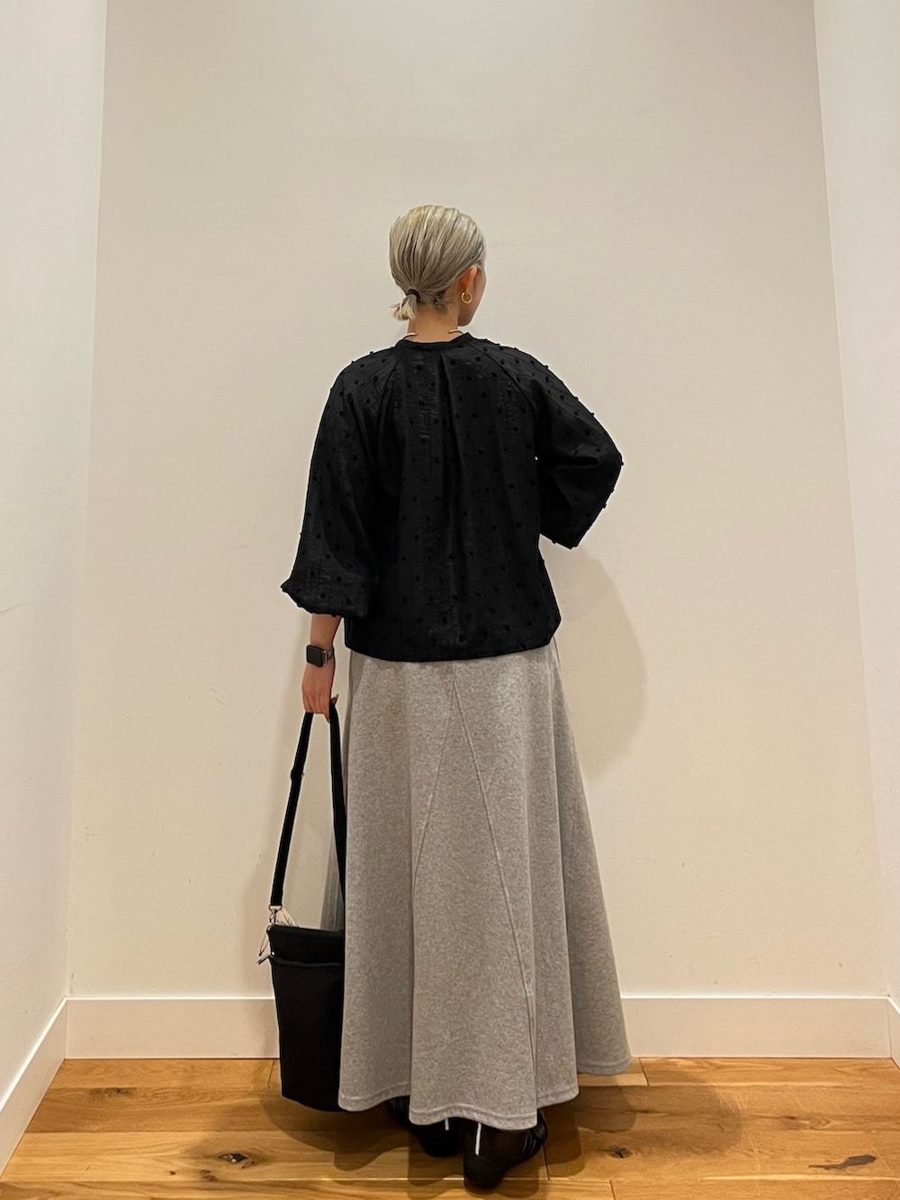 ブラック系のシャツ/ブラウス、グレー系のスカートを着用したレディースの春コーディネートの3枚目の写真
