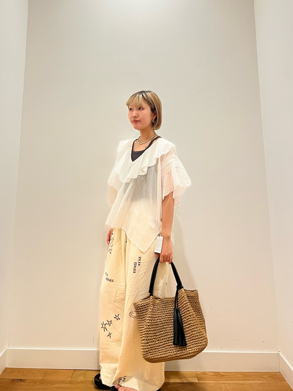 ホワイト系のその他パンツ、ホワイト系のシャツ/ブラウス、ブラック系のサンダルを着用したレディースの夏コーディネートの2枚目の写真