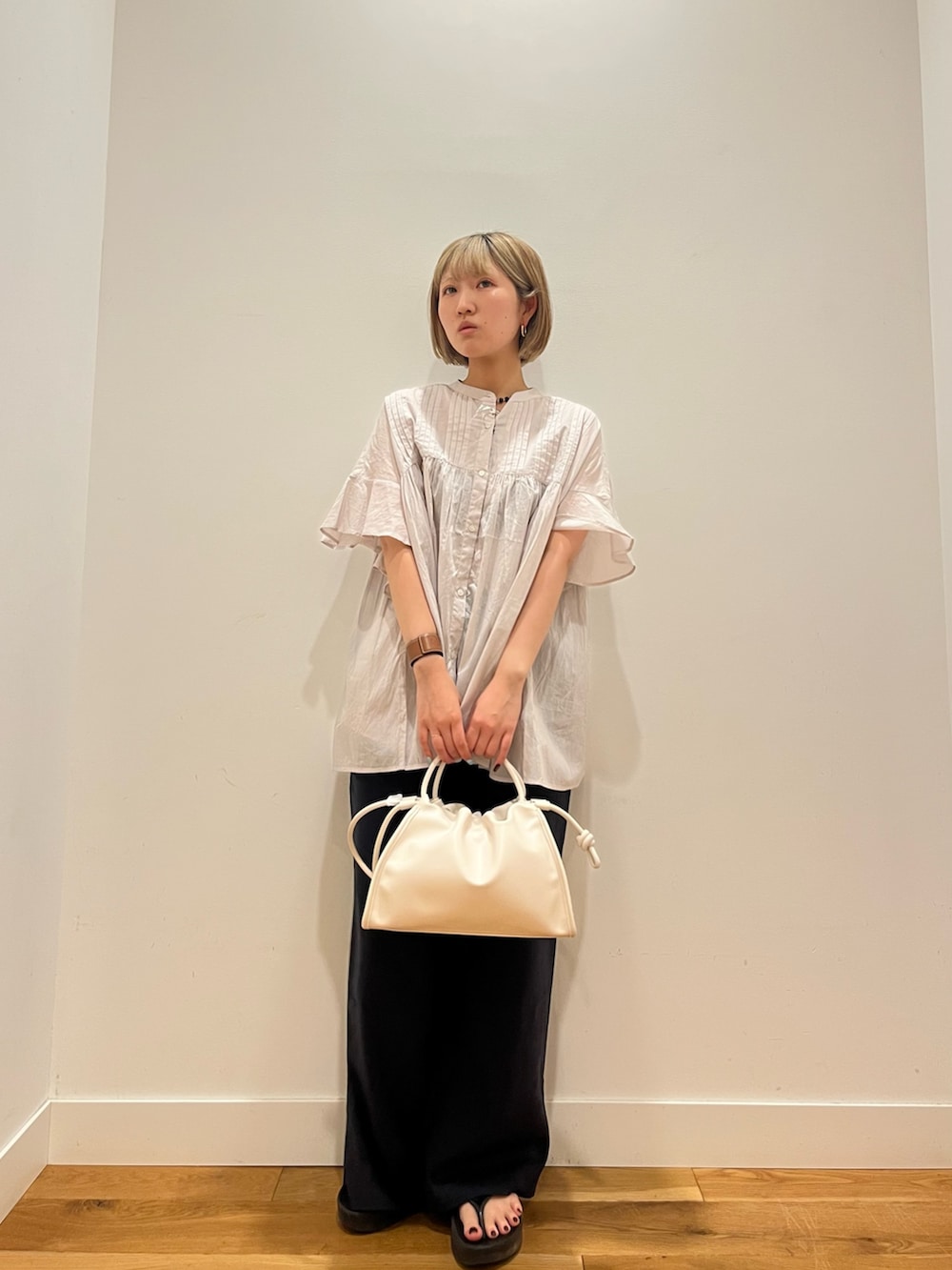 ブルー系のその他パンツ、グレー系のシャツ/ブラウスを着用したレディースの夏コーディネートの2枚目の写真