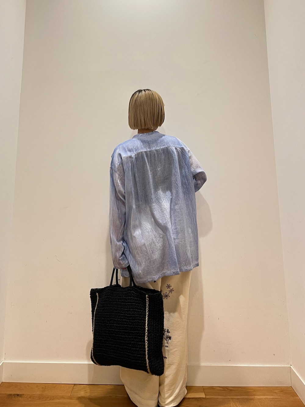 ホワイト系のその他パンツ、ブラック系のサンダル、ブルー系のシャツ/ブラウスを着用したレディースの夏コーディネートの3枚目の写真