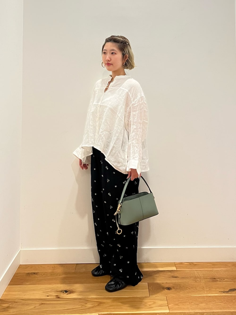 ホワイト系のシャツ/ブラウス、ブラック系のその他パンツを着用したレディースの春コーディネートの2枚目の写真