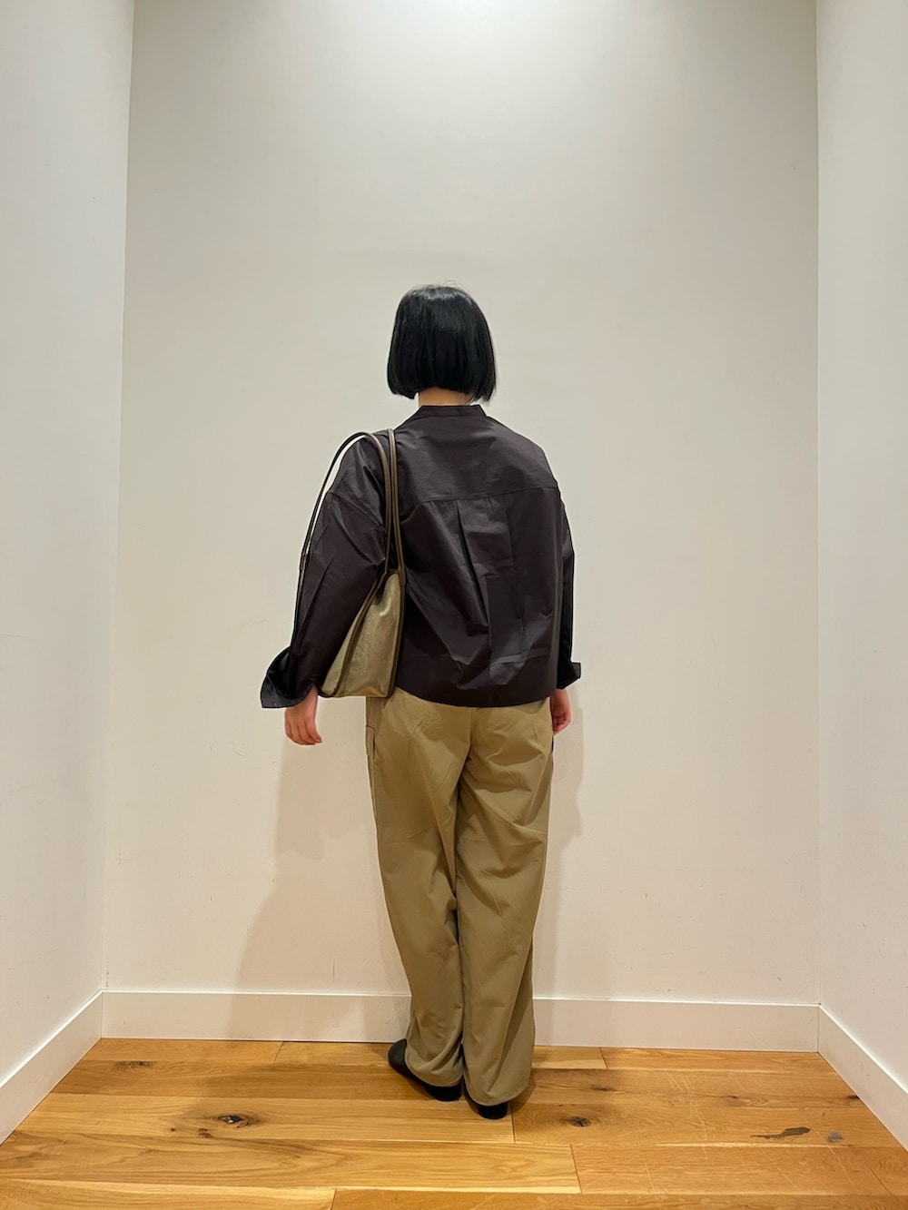ベージュ系のその他パンツ、ブラウン系のシャツ/ブラウス、グリーン系のトートバッグを着用したレディースの夏コーディネートの3枚目の写真