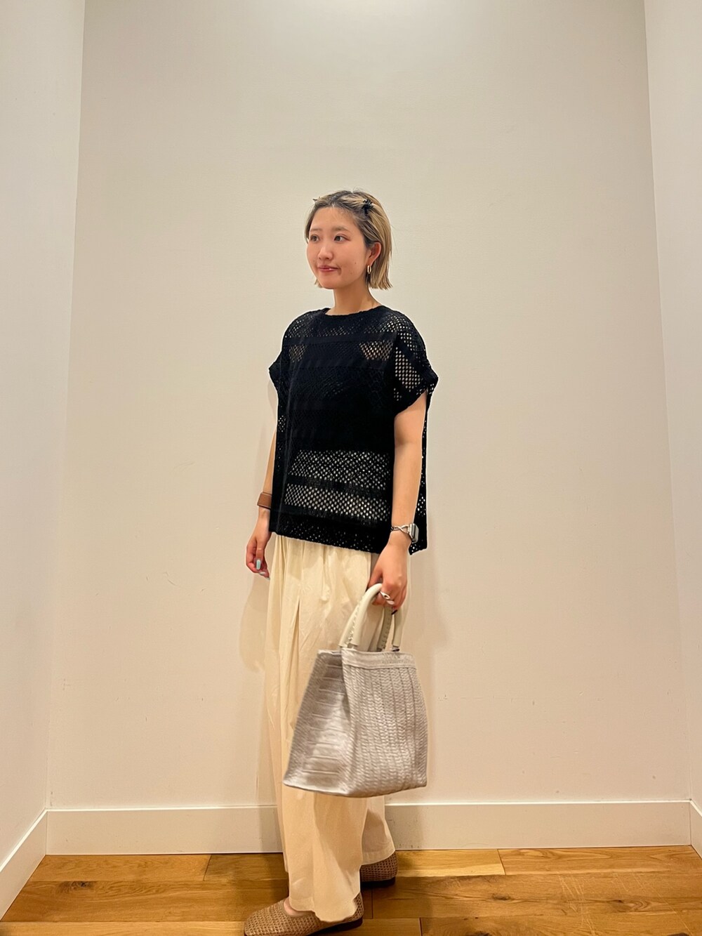 ホワイト系のその他パンツ、ブラック系のトップスを着用したレディースの夏コーディネートの2枚目の写真