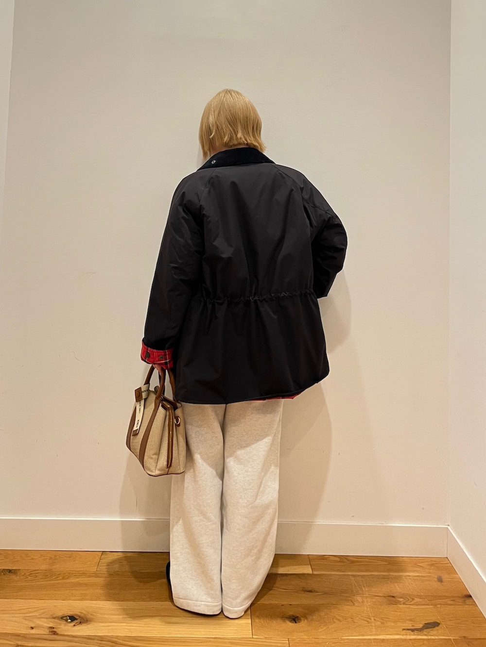 ベージュ系のその他パンツ、ブルー系のニット/セーター、ホワイト系のシャツ/ブラウスを着用したレディースの冬コーディネートの3枚目の写真