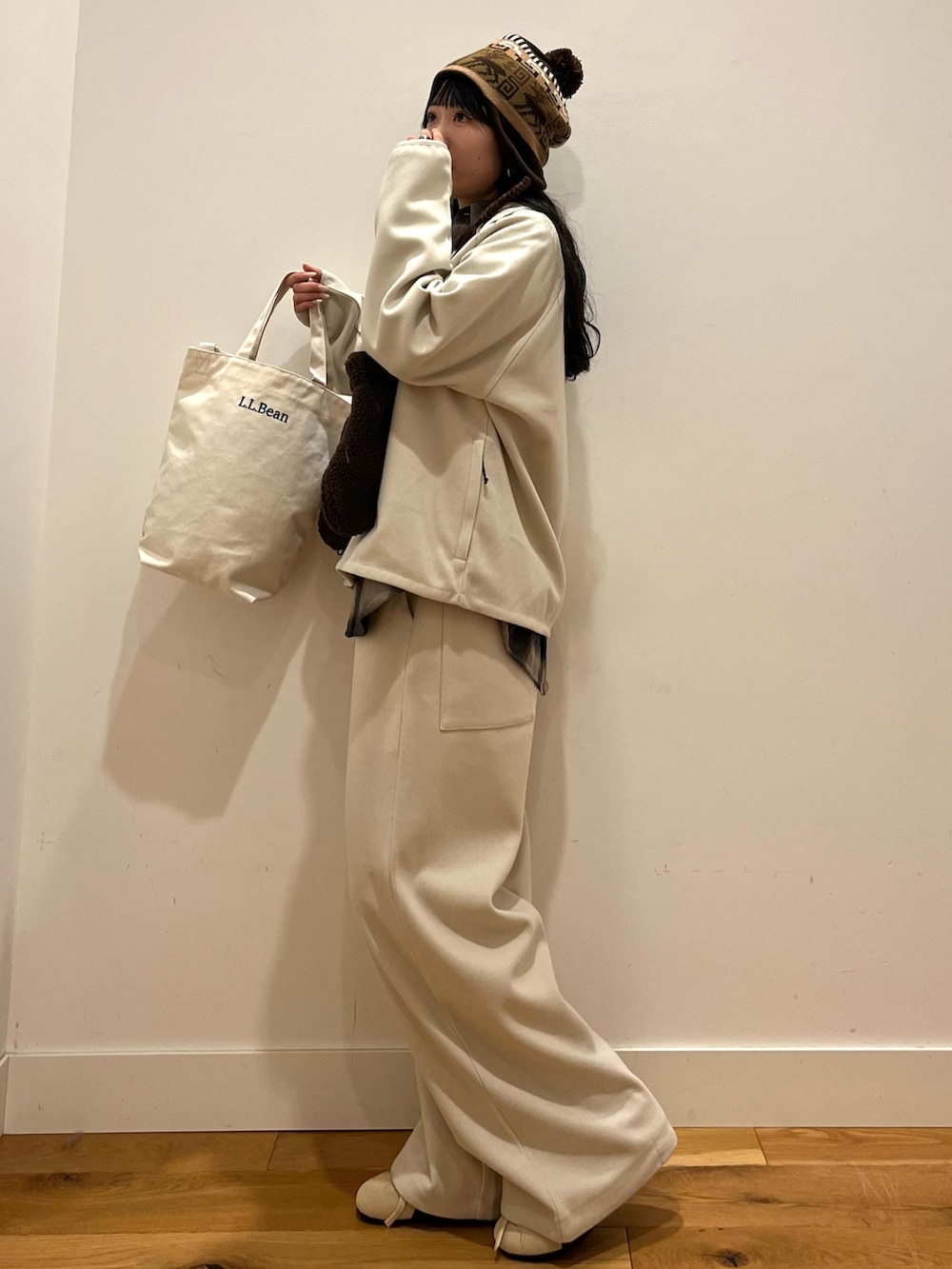 ホワイト系のその他トップス、ホワイト系のその他パンツ、ベージュ系のスニーカーを着用したレディースの秋コーディネートの2枚目の写真