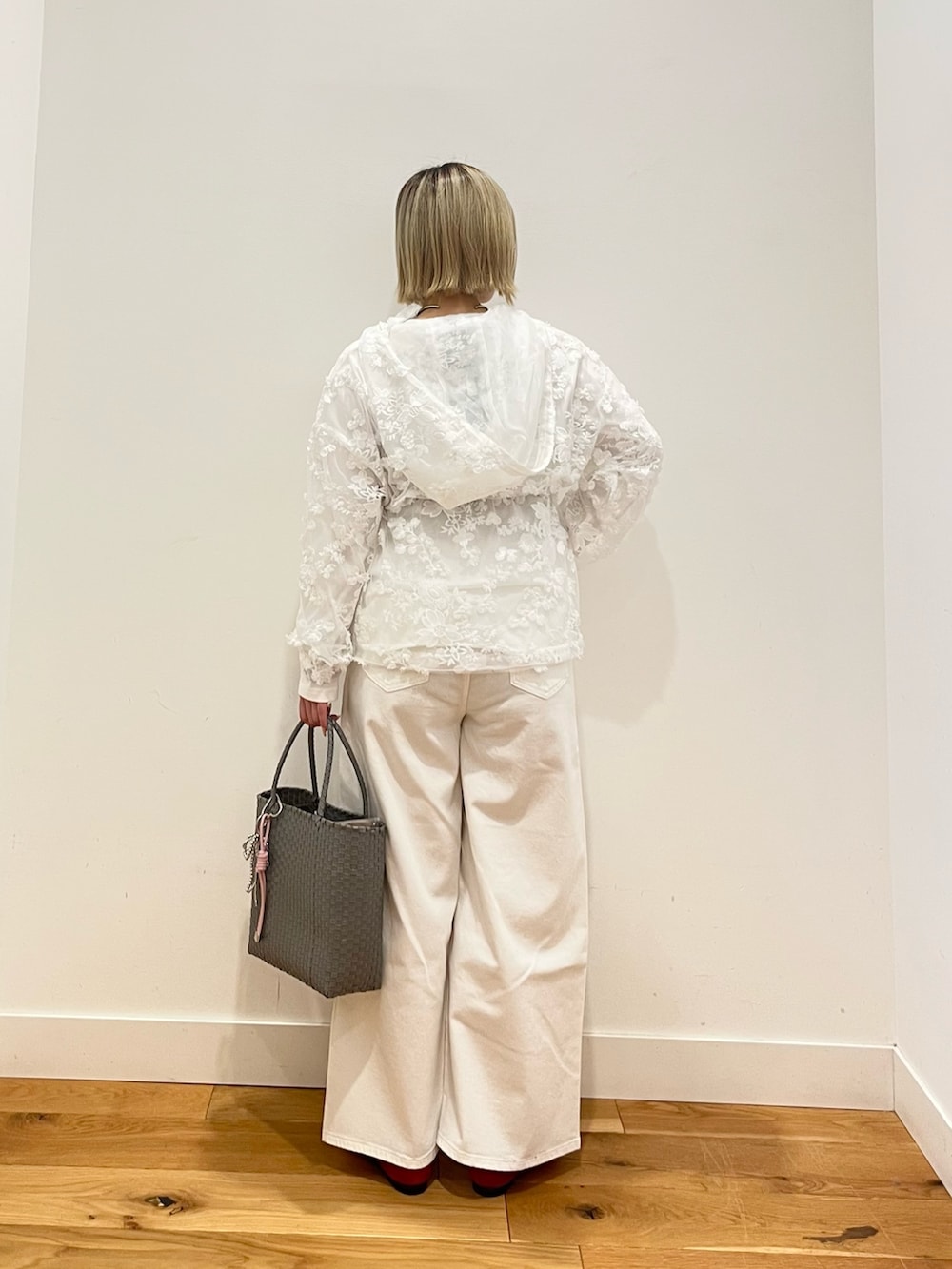 ホワイト系のデニムパンツ、ホワイト系のTシャツ/カットソー、ホワイト系のパーカーを着用したレディースの春コーディネートの3枚目の写真