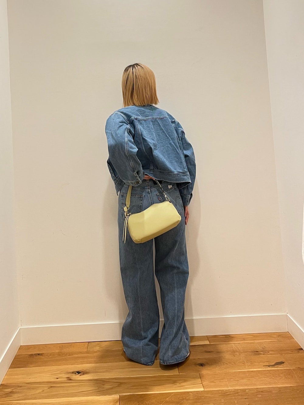 ホワイト系のTシャツ/カットソー、ブルー系のデニムジャケット、ブルー系のデニムパンツを着用したレディースの冬コーディネートの3枚目の写真