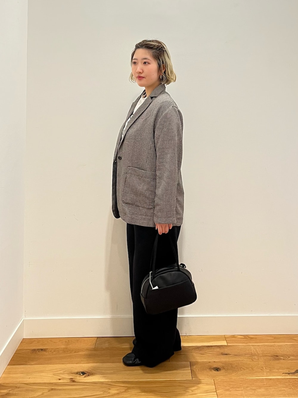 ブラック系のその他パンツ、その他のTシャツ/カットソー、ベージュ系のその他アウターを着用したレディースの春コーディネートの2枚目の写真