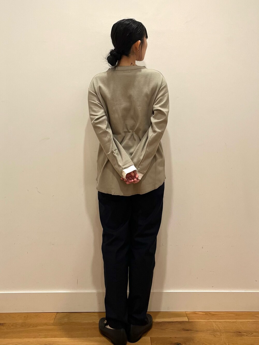 ベージュ系のTシャツ/カットソー、ブルー系のその他パンツ、ブラック系のパンプスを着用したレディースの秋コーディネートの3枚目の写真