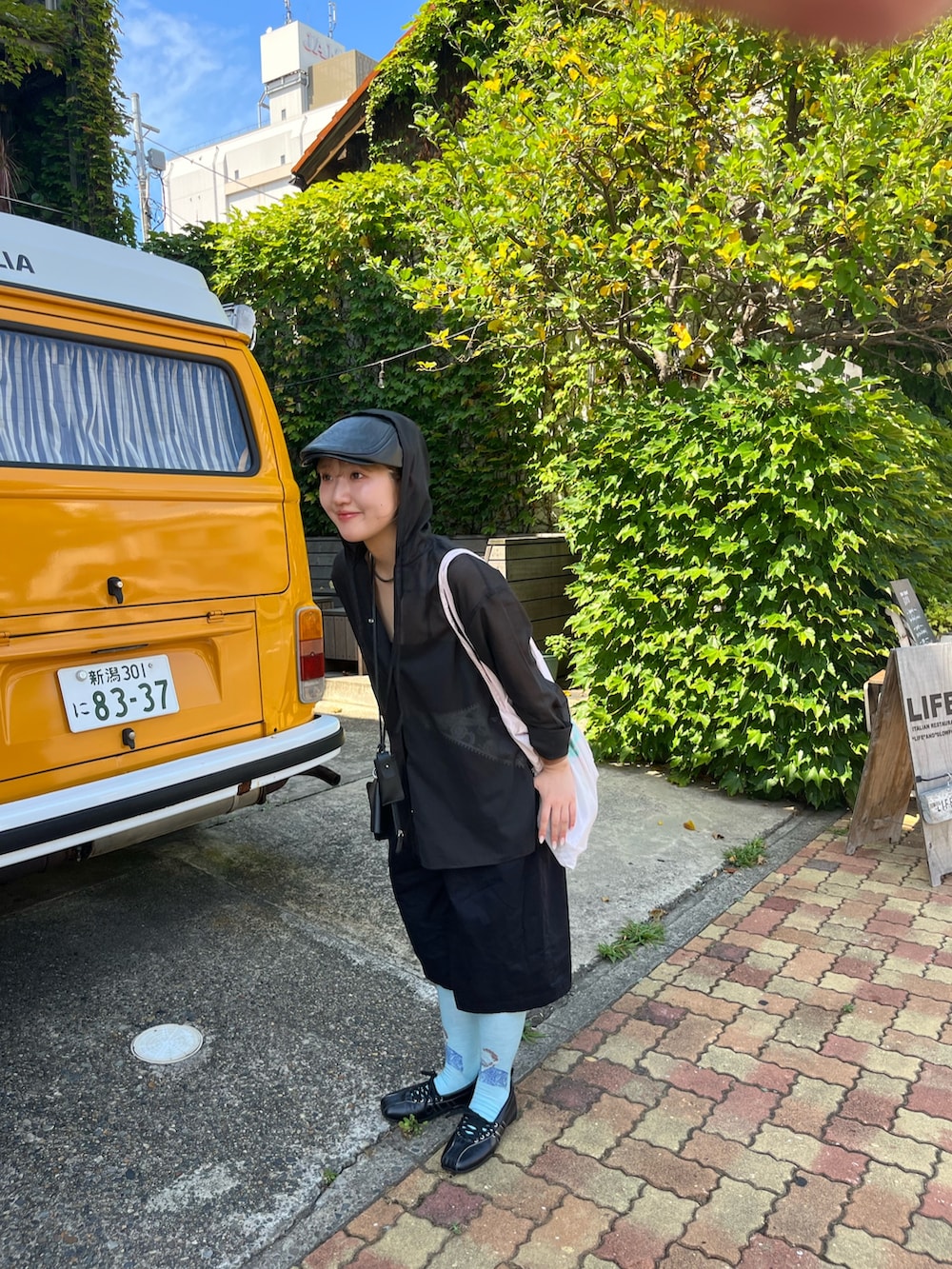 ブラック系のパンツ、ブラック系のシャツ/ブラウス、ブルー系のソックス/靴下を着用したレディースの秋コーディネートの2枚目の写真