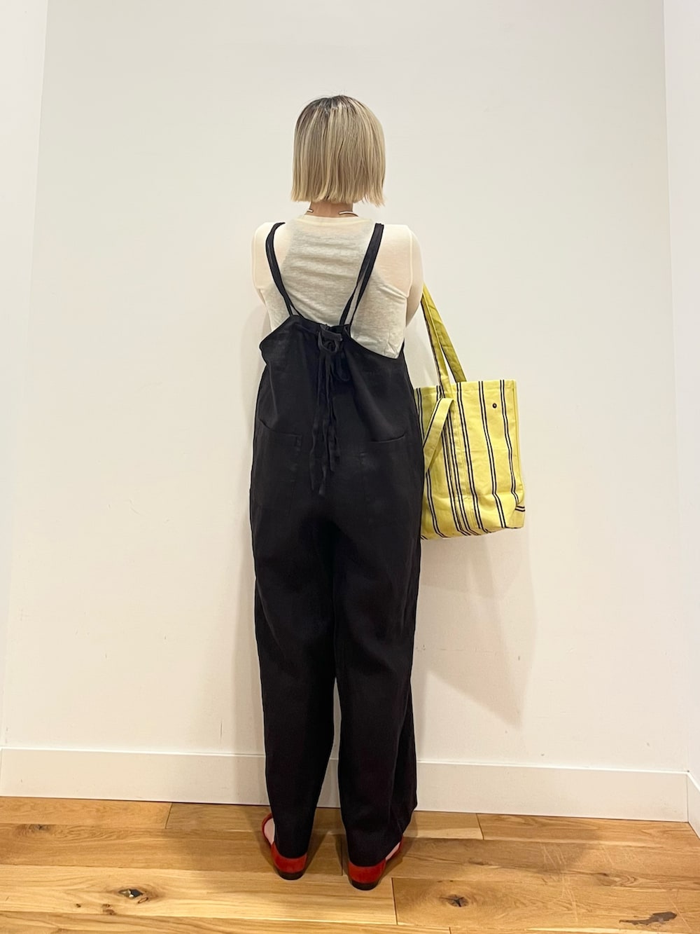 ブラック系のその他パンツ、ホワイト系のTシャツ/カットソーを着用したレディースの春コーディネートの3枚目の写真