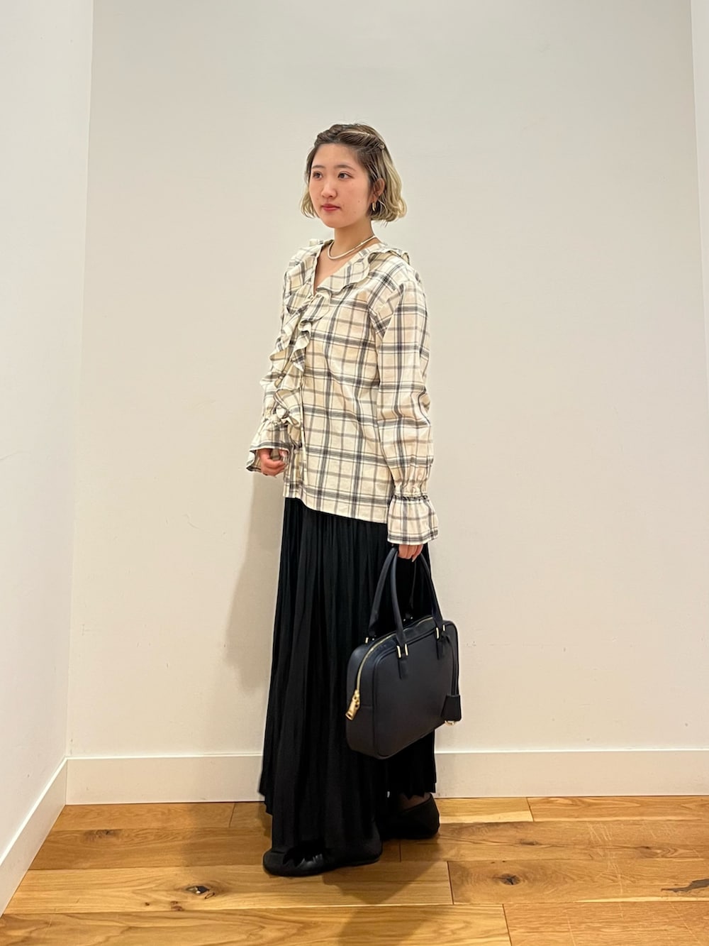 ブラック系のシャツ/ブラウス、ブラック系のスカートを着用したレディースの春コーディネートの2枚目の写真